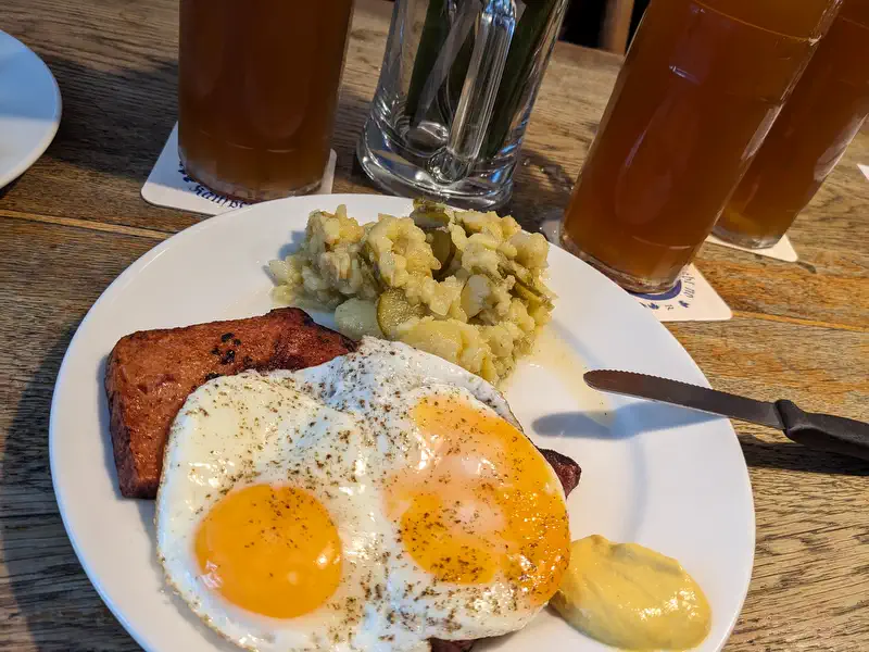 Leberkäse mit Ei und Kartoffelsalat
