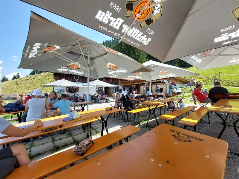 Bierbänke vor der Alpe Schrattenwang