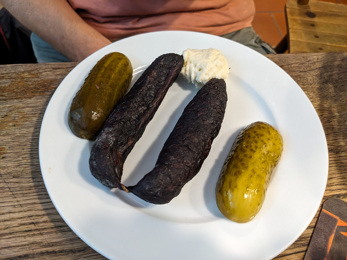 Geräucherte Bratwurst mit Meerrettich und Essiggurke, fein arrangiert